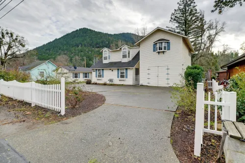 핫 타브와 전망이 있는 넓은 그랜츠 패스의 집!