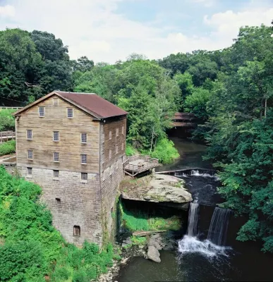 Cozy and completely updated The Farmhouse at Lanterman's Village Hotel di Youngstown