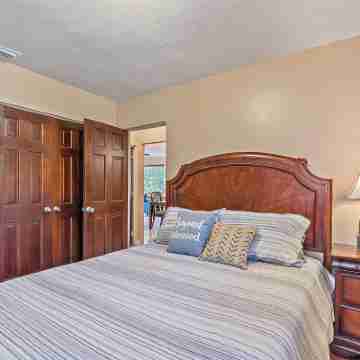 Tropical Retreat w/ charming garden near downtown. Rooms