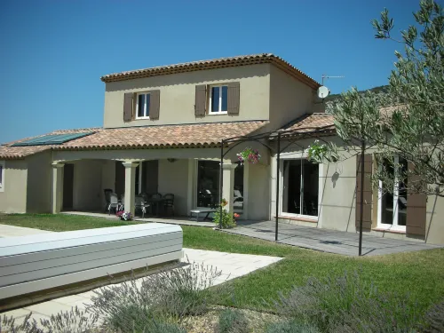 Spacious Villa with Pool - Villaer
