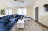 Centally located w/ coffee bar, theatre/gameroom