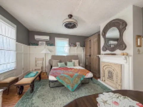 Lil' Ms. Clementine 2-Bedroom Home in Historic District with Golfcart Option