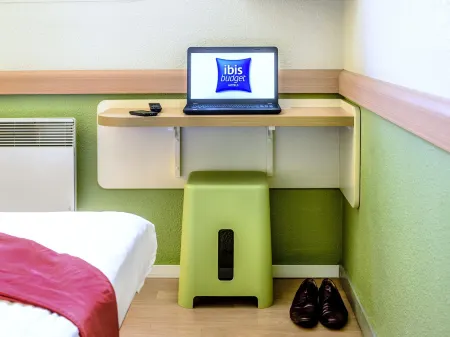 Ibis Budget Valenciennes Petite-Forêt Отели в г. Рувиньи