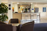 Cardiff Airport Hotel by Belvilla - parking