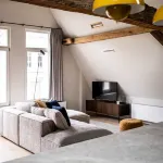 나무 빔과 메자닌이 있는 시티뷰 로프트