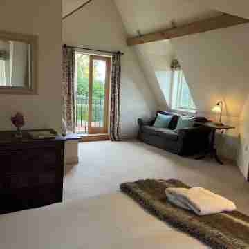 Victorian Old Coach House With Superking Master Bedroom suite and Tennis Court. Rooms