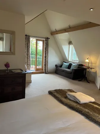 Victorian Old Coach House With Superking Master Bedroom suite and Tennis Court.