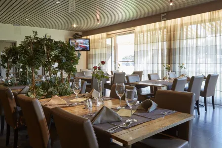 Vivaldi Hotel Отели рядом с достопримечательностью «AVEVE»