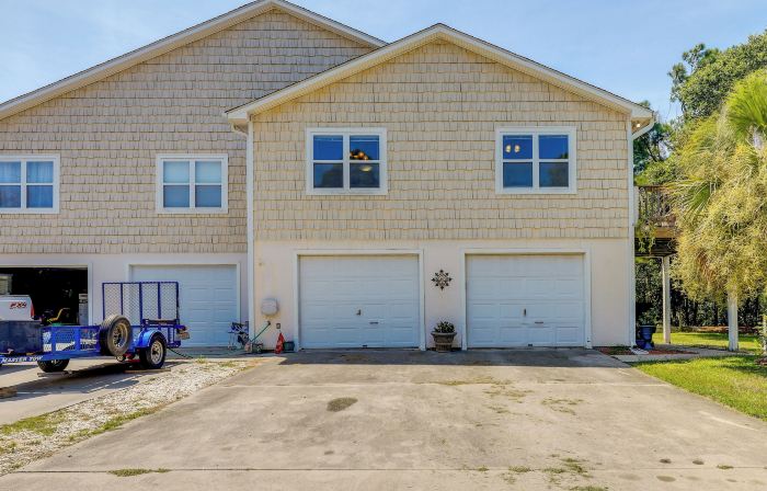Charming Emerald Isle Escape < 1 Mi to Beach!