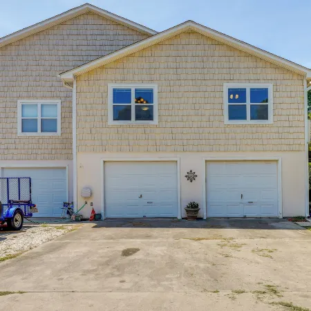 Charming Emerald Isle Escape < 1 Mi to Beach!