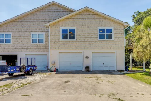 Charming Emerald Isle Escape < 1 Mi to Beach! - Parkering