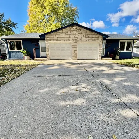 Charming Feathers Theme Home, King Bed, 2-bedroom house in Aurora with WiFi