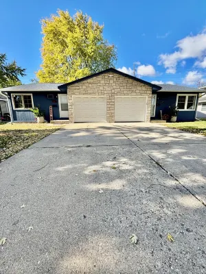 Charming Feathers Theme Home, King Bed, 2-bedroom house in Aurora with WiFi Hotels near Chicago Premium Outlets