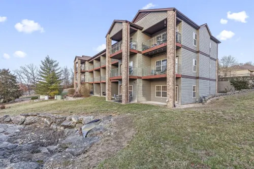 Cute Poolside Branson Condo! Minutes to Silver Dollar City - Golf Course Views