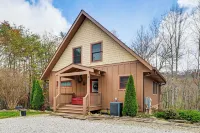 Cozy Couples Getaway w/ Hot Tub: 'Fox Ridge Cabin' - 3 tähden