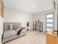 Bright 1-Bed Apartment with Garden Views Hotels in Bomaderry