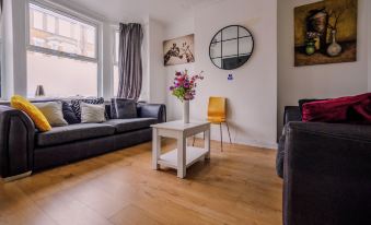 Ensuite5 Woodhouse private bath 2kitchen