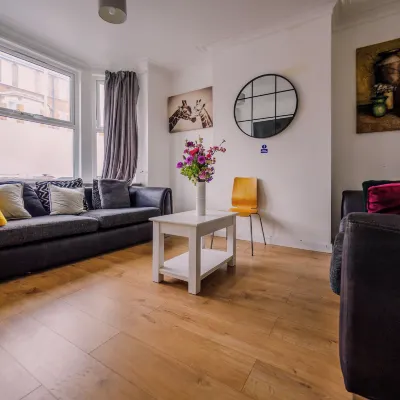 Ensuite5 Woodhouse private bath 2kitchen Hotels near Haywood Academy