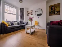 Ensuite5 Woodhouse private bath 2kitchen Hôtels à proximité de : The Excel Academy