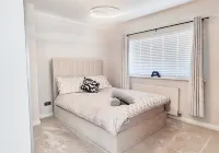 Cosy 2BR House on Quiet Street Hotels in Daybrook