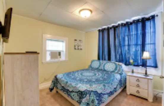 Beautiful Galveston Apt w/ Deck < 3 Mi to Dtwn!