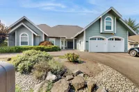 Plummer Lakefront Home: Fish & Kayak - Wifi