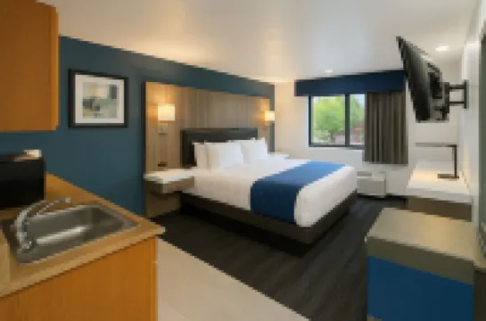 Oyster Bay Inn & Suites