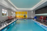 Tru by Hilton Battle Creek - Pools