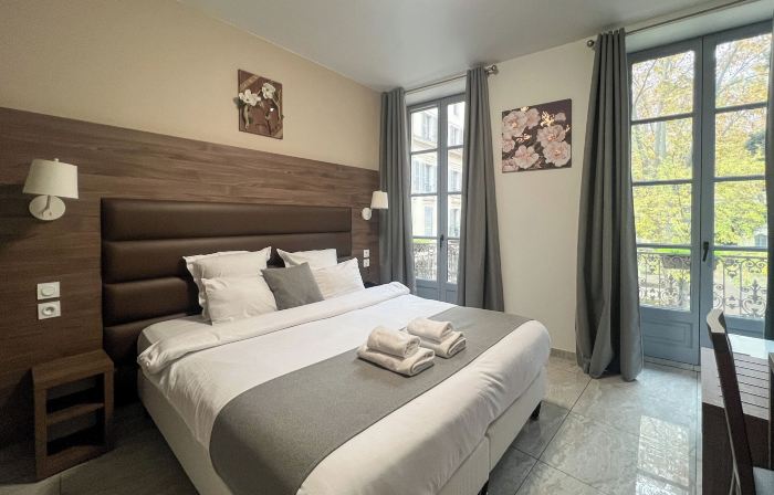Square Hotel