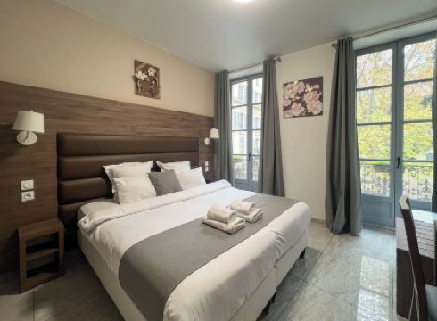 Square Hôtel - NIMES