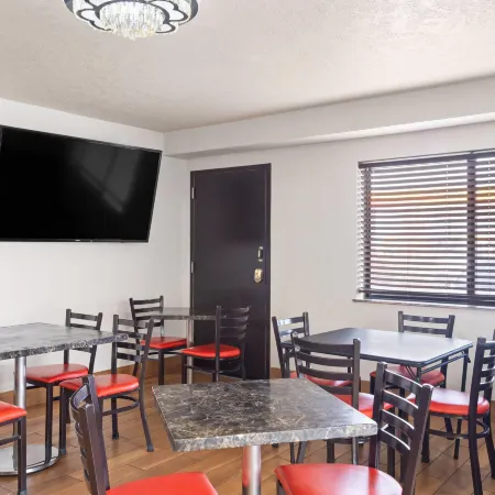 Super 8 by Wyndham Baker City