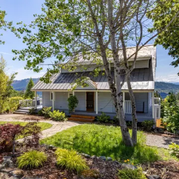 Grandview 3 Bedroom Home by RedAwning