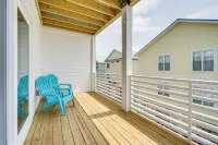 Carolina Beach Vacation Rental w/ Rooftop Terrace - parking