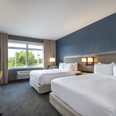 Comfort Inn & Suites Hotels near Richardson Memorial Stadium