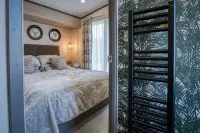 Bumblebee - 2 Bedroom Lodge - Manorbier