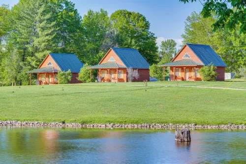 Cozy Columbia Cabin w/ Shared Lake Dock! - Pet friendly