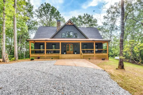 Luxurious Clarkesville Cabin w/ Decks & Fire Pit - parking