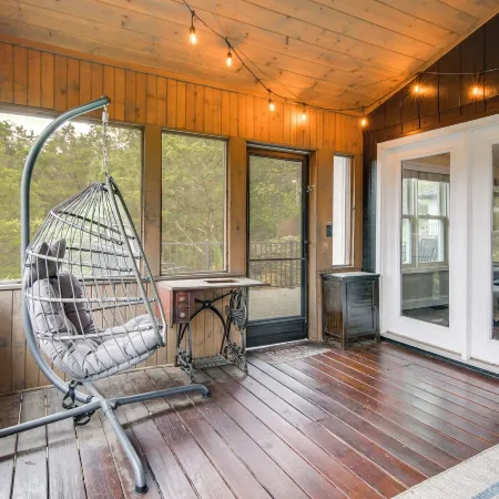 Steps to Table Rock Lake! Family Escape w/ 2 Decks