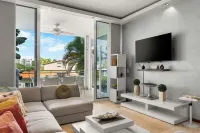 Eagle Beach Area Sunset Getaway w/King Bed