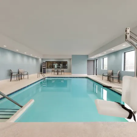 Holiday Inn Express & Suites EDMOND by IHG
