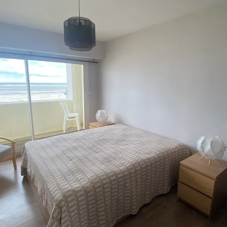 Sunny 2nd-floor apartment facing the sea. Wifi