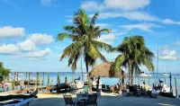Key Largo Cottages - bar
