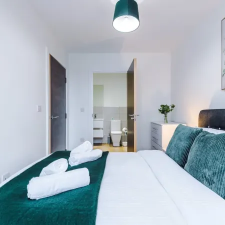 NEW Stylish Apartment Amazing Location Sleeps 4