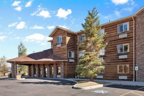Pinedale Hotel & Suites