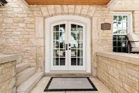 The Carriage House - Historic getaway in the heart of the city!