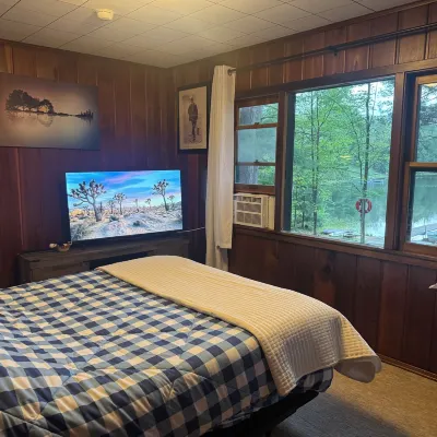 Cabin on lake . Pet friendly