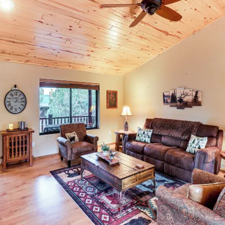 White Mountains Cabin: Near Trails & Lake Access!