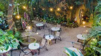 El Sano Banano Beachside Hotel