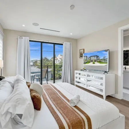 Upscale 4 Bdrm Retreat - Mins to Las Olas Beach