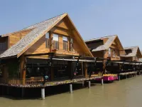 S Club & Hotel Hotels near ALANGKARN